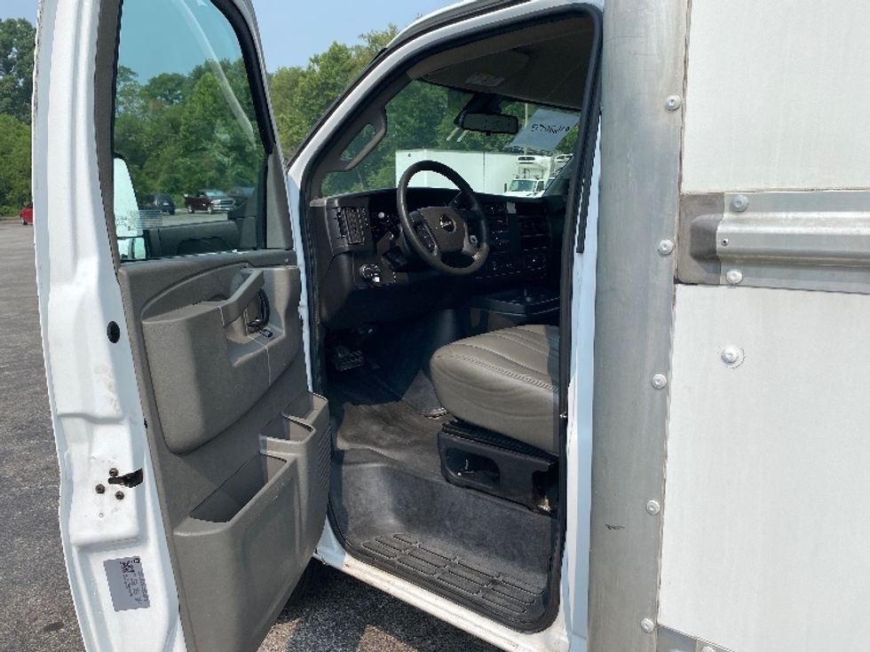 Light Duty Box Truck-Light and Medium Duty Trucks-GMC-2021-Savana G33903-Salem-VA-101,681\n\t\tmiles-$ 28,750 - Image 16