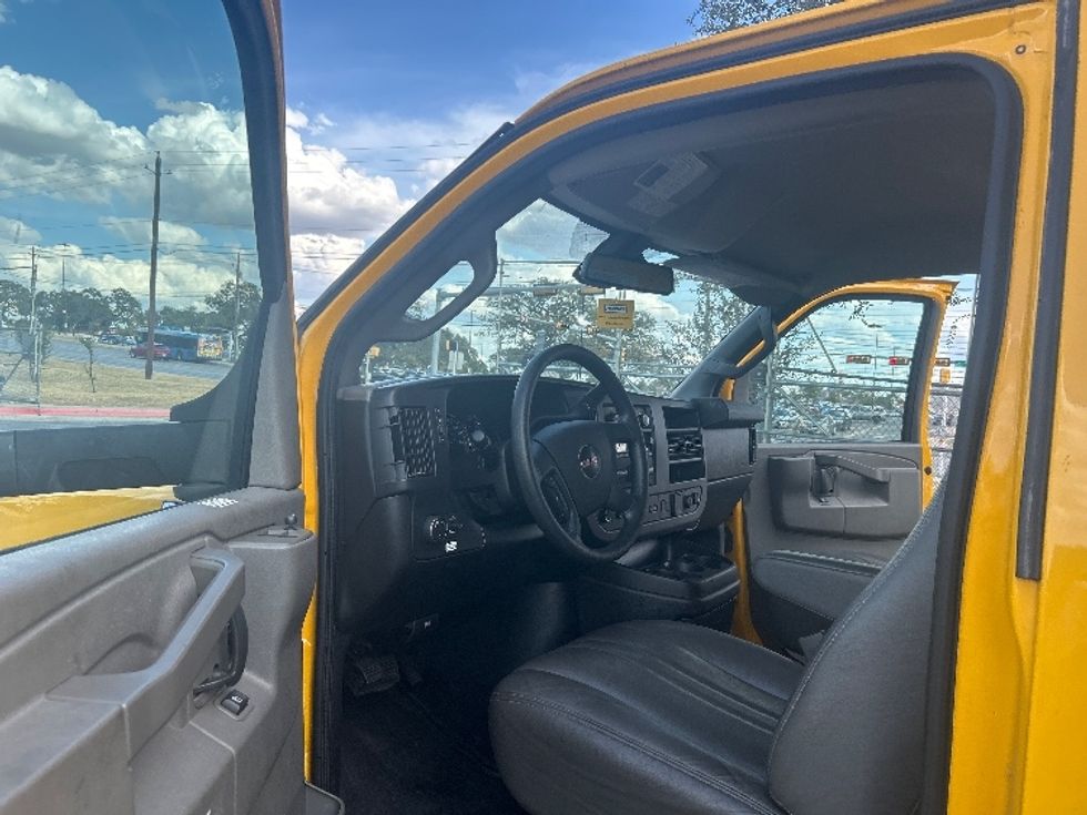 Light Duty Box Truck-Light and Medium Duty Trucks-GMC-2021-Savana G33903-San Antonio-TX-110,635\n\t\tmiles-$ 23,500 - Image 16