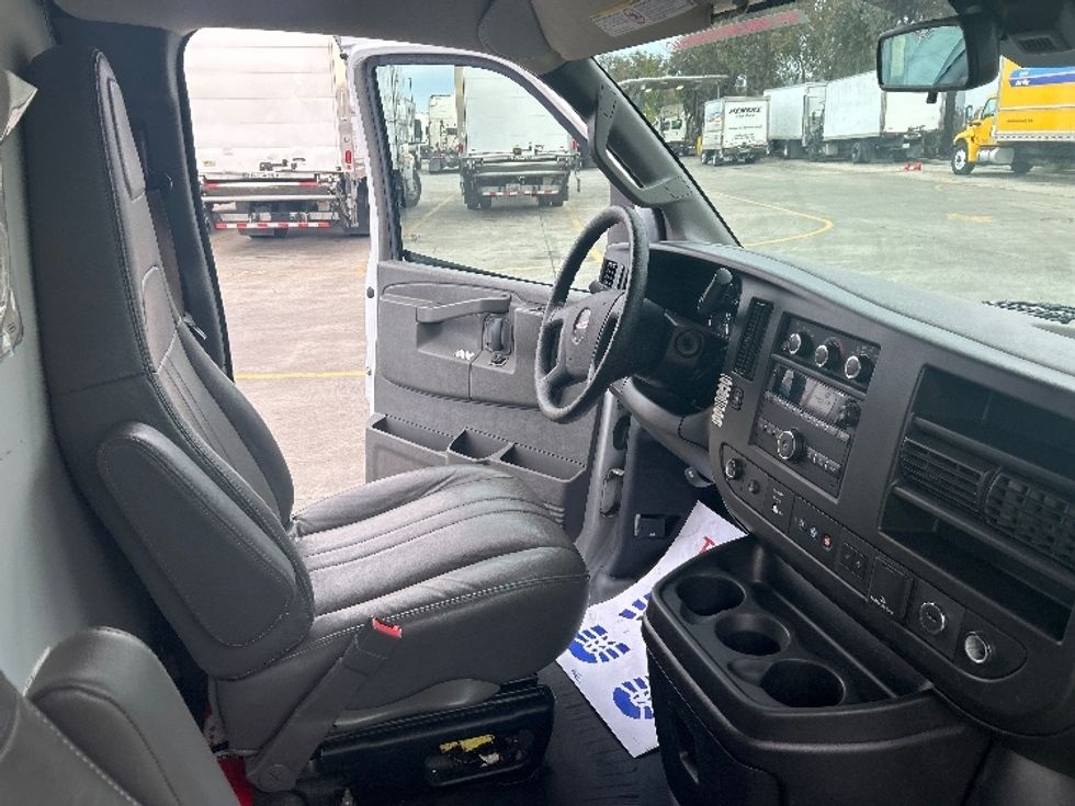 Light Duty Box Truck-Light and Medium Duty Trucks-GMC-2021-Savana G33903-San Marcos-CA-115,392\n\t\tmiles-$ 29,000 - Image 22