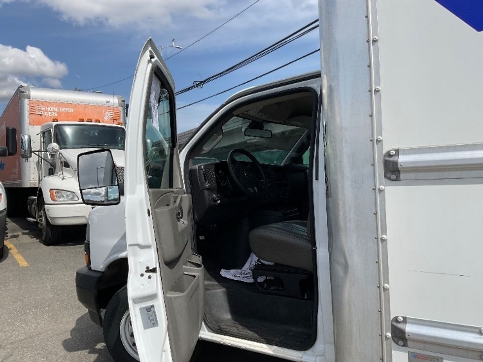 Light Duty Box Truck-Light and Medium Duty Trucks-GMC-2021-Savana G33903-Seattle-WA-106,765\n\t\tmiles-$ 29,000 - Image 16