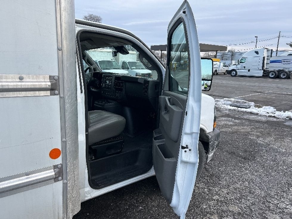 Light Duty Box Truck-Light and Medium Duty Trucks-GMC-2021-Savana G33903-South Plainfield-NJ-101,584\n\t\tmiles-$ 28,500 - Image 20
