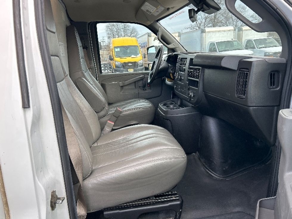 Light Duty Box Truck-Light and Medium Duty Trucks-GMC-2021-Savana G33903-South Plainfield-NJ-101,584\n\t\tmiles-$ 28,500 - Image 22