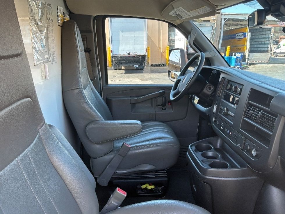 Light Duty Box Truck-Light and Medium Duty Trucks-GMC-2021-Savana G33903-South San Francisco-CA-88,266\n\t\tmiles-$ 30,250 - Image 22