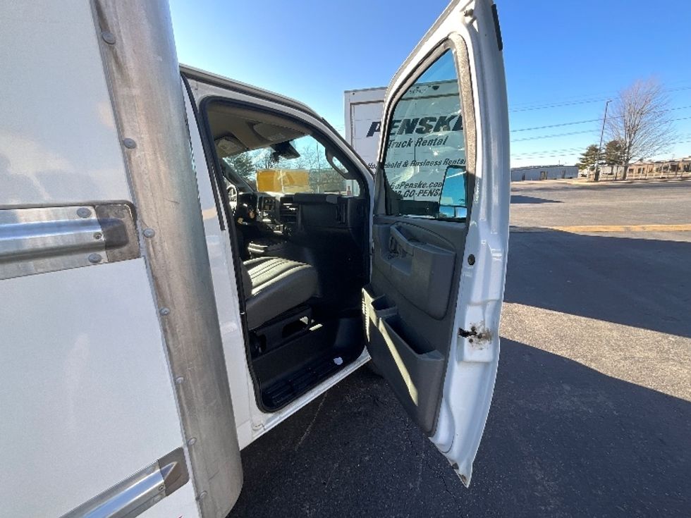 Light Duty Box Truck-Light and Medium Duty Trucks-GMC-2021-Savana G33903-Springfield-MO-119,594\n\t\tmiles-$ 27,000 - Image 17