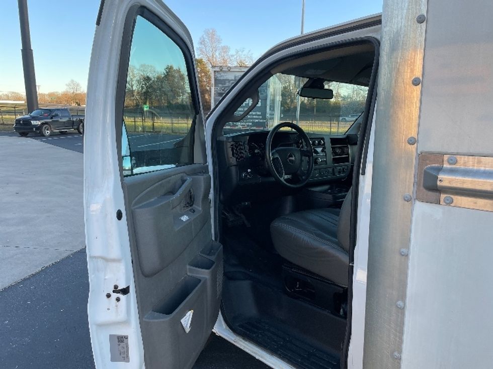 Light Duty Box Truck-Light and Medium Duty Trucks-GMC-2021-Savana G33903-Statesville-NC-120,954\n\t\tmiles-$ 28,750 - Image 15
