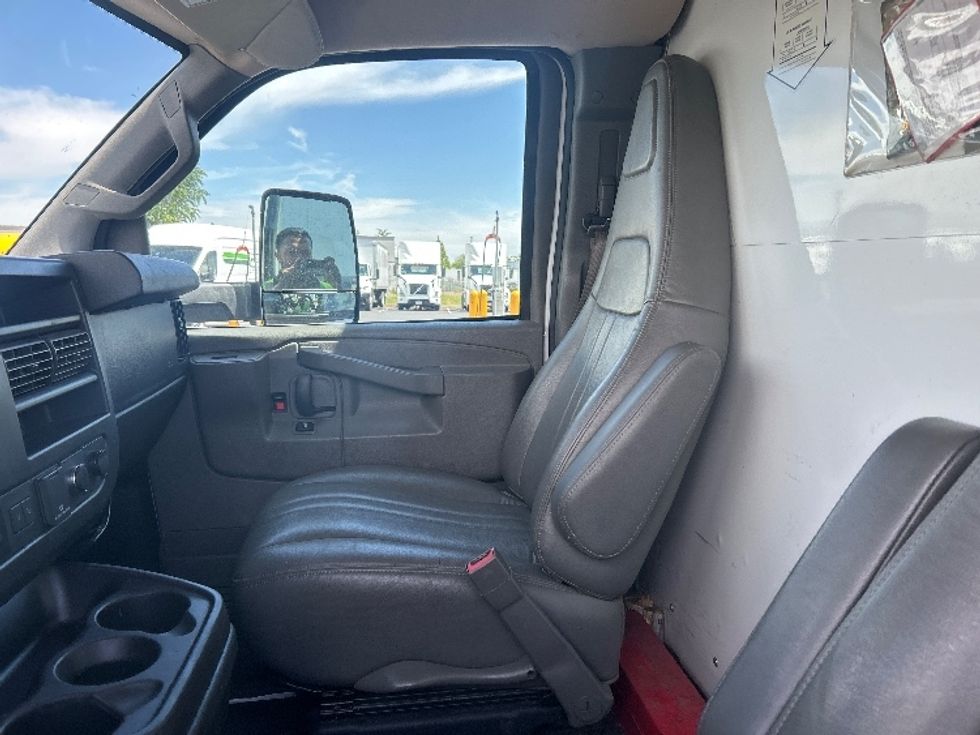 Light Duty Box Truck-Light and Medium Duty Trucks-GMC-2021-Savana G33903-Stockton-CA-166,001\n\t\tmiles-$ 19,750 - Image 18