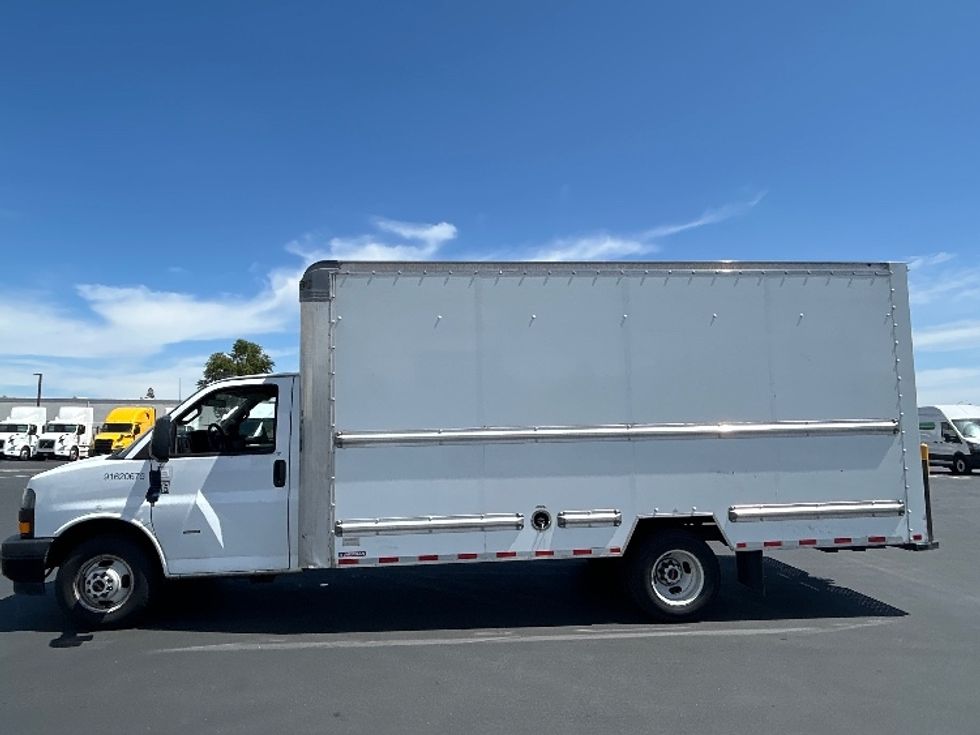 Light Duty Box Truck-Light and Medium Duty Trucks-GMC-2021-Savana G33903-Stockton-CA-166,001\n\t\tmiles-$ 19,750 - Image 4
