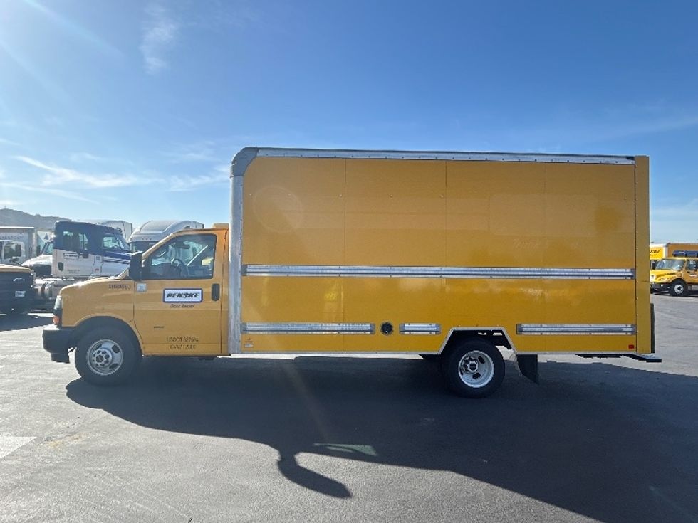 Light Duty Box Truck-Light and Medium Duty Trucks-GMC-2021-Savana G33903-Sun Valley-CA-71,345\n\t\tmiles-$ 30,500 - Image 4