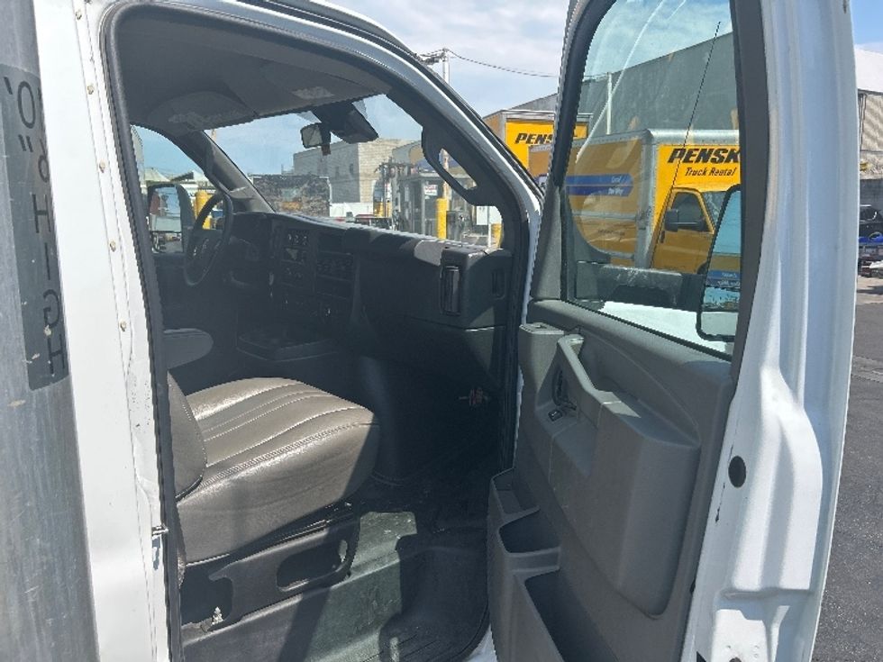 Light Duty Box Truck-Light and Medium Duty Trucks-GMC-2021-Savana G33903-Sun Valley-CA-86,304\n\t\tmiles-$ 32,250 - Image 16