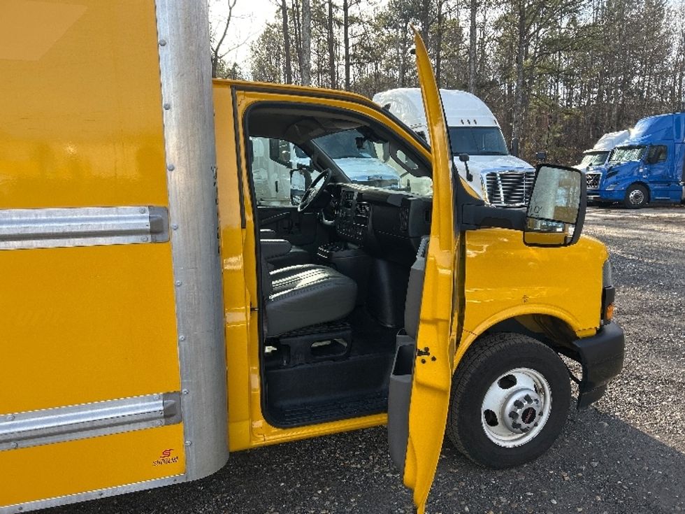 Light Duty Box Truck-Light and Medium Duty Trucks-GMC-2021-Savana G33903-Suwanee-GA-108,640\n\t\tmiles-$ 26,000 - Image 19