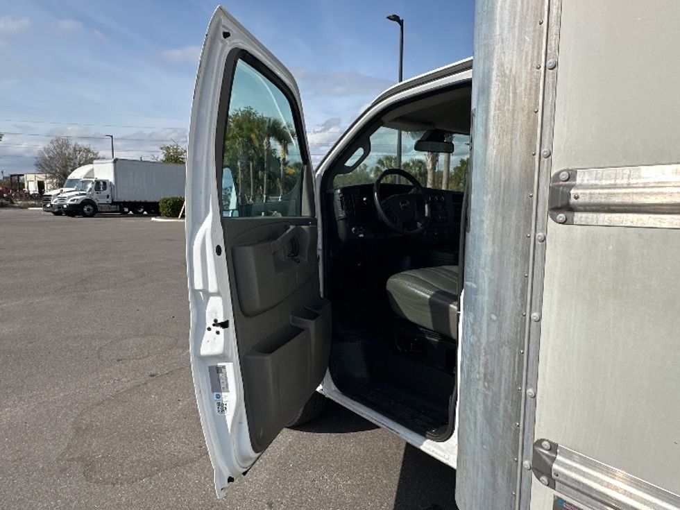 Light Duty Box Truck-Light and Medium Duty Trucks-GMC-2021-Savana G33903-Tampa-FL-79,396\n\t\tmiles-$ 33,250 - Image 16