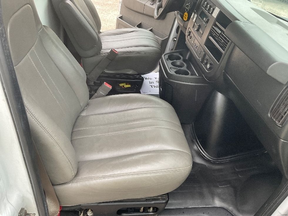 Light Duty Box Truck-Light and Medium Duty Trucks-GMC-2021-Savana G33903-Tampa-FL-95,284\n\t\tmiles-$ 31,250 - Image 22