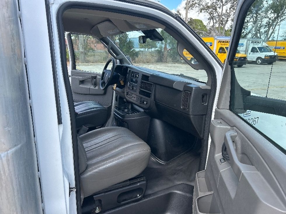 Light Duty Box Truck-Light and Medium Duty Trucks-GMC-2021-Savana G33903-Tampa-FL-96,679\n\t\tmiles-$ 33,000 - Image 20
