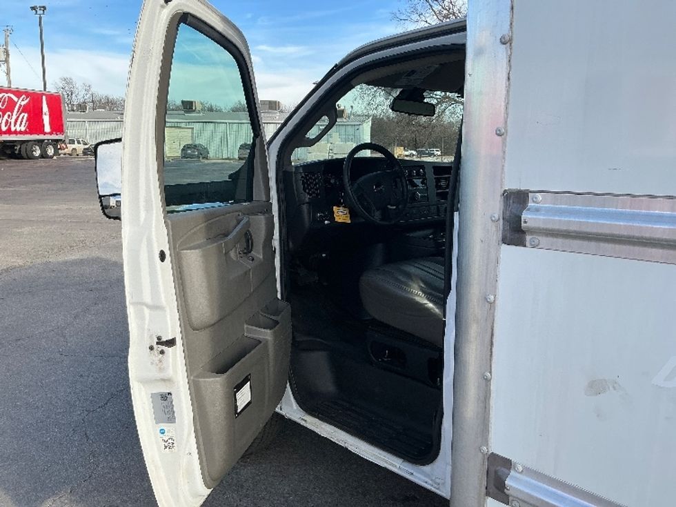Light Duty Box Truck-Light and Medium Duty Trucks-GMC-2021-Savana G33903-Tulsa-OK-97,385\n\t\tmiles-$ 30,000 - Image 16