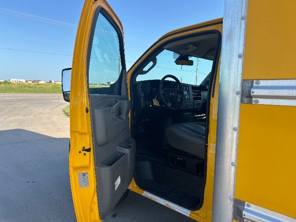 Light Duty Box Truck-Light and Medium Duty Trucks-GMC-2021-Savana G33903-Tulsa-OK-98,211\n\t\tmiles-$ 26,750 - Image 16