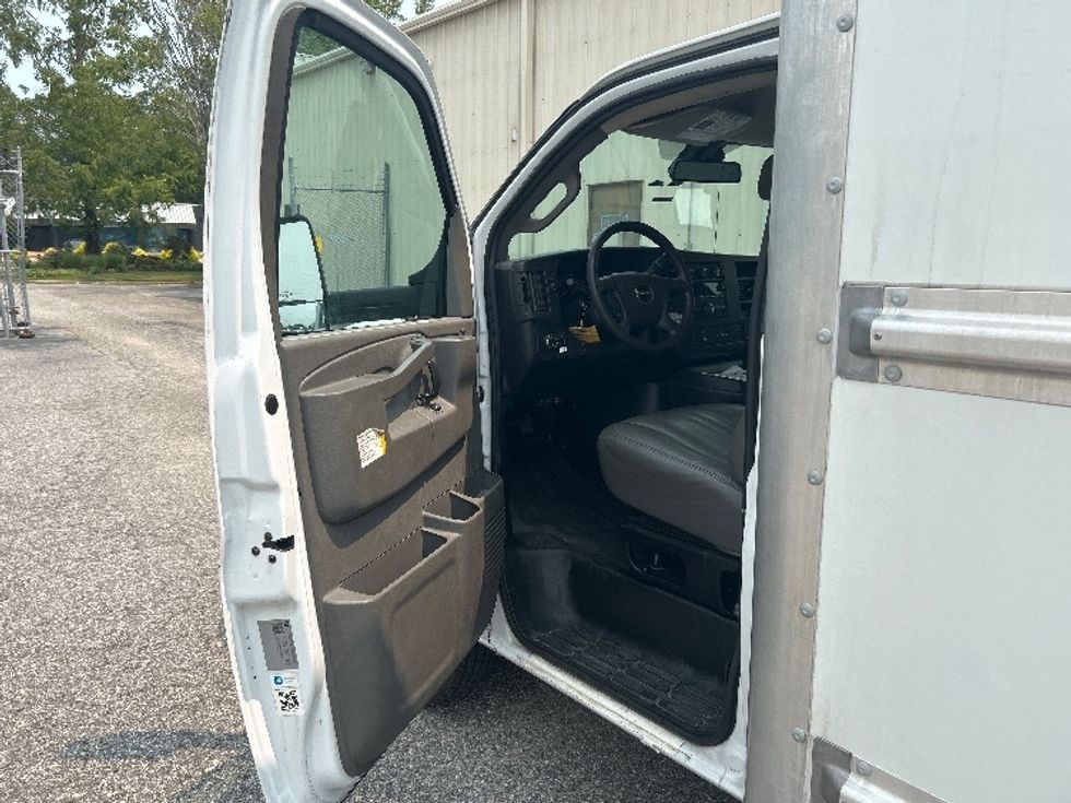 Light Duty Box Truck-Light and Medium Duty Trucks-GMC-2021-Savana G33903-Virginia Beach-VA-85,750\n\t\tmiles-$ 30,500 - Image 16
