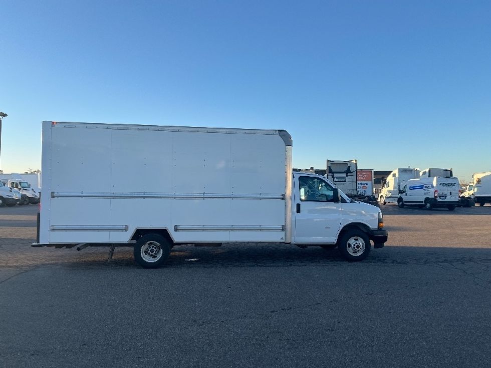 Light Duty Box Truck-Light and Medium Duty Trucks-GMC-2021-Savana G33903-Warren-MI-74,491\n\t\tmiles-$ 32,000 - Image 15