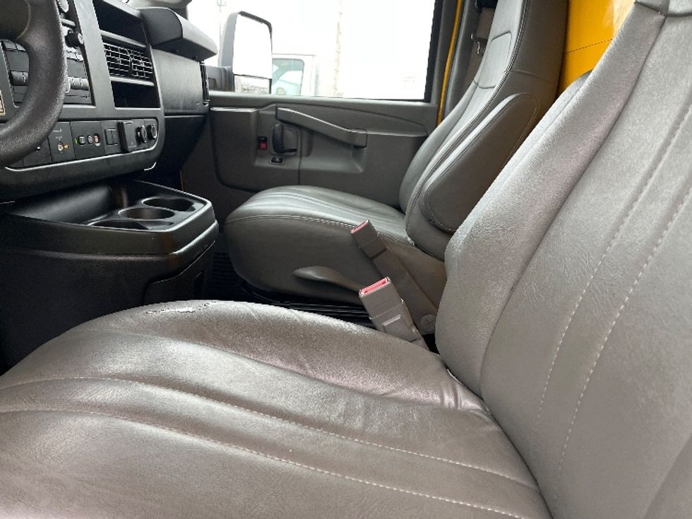 Light Duty Box Truck-Light and Medium Duty Trucks-GMC-2021-Savana G33903-Warren-MI-90,086\n\t\tmiles-$ 27,250 - Image 18