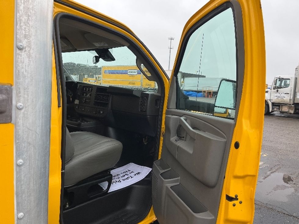 Light Duty Box Truck-Light and Medium Duty Trucks-GMC-2021-Savana G33903-Warren-MI-90,086\n\t\tmiles-$ 27,250 - Image 19