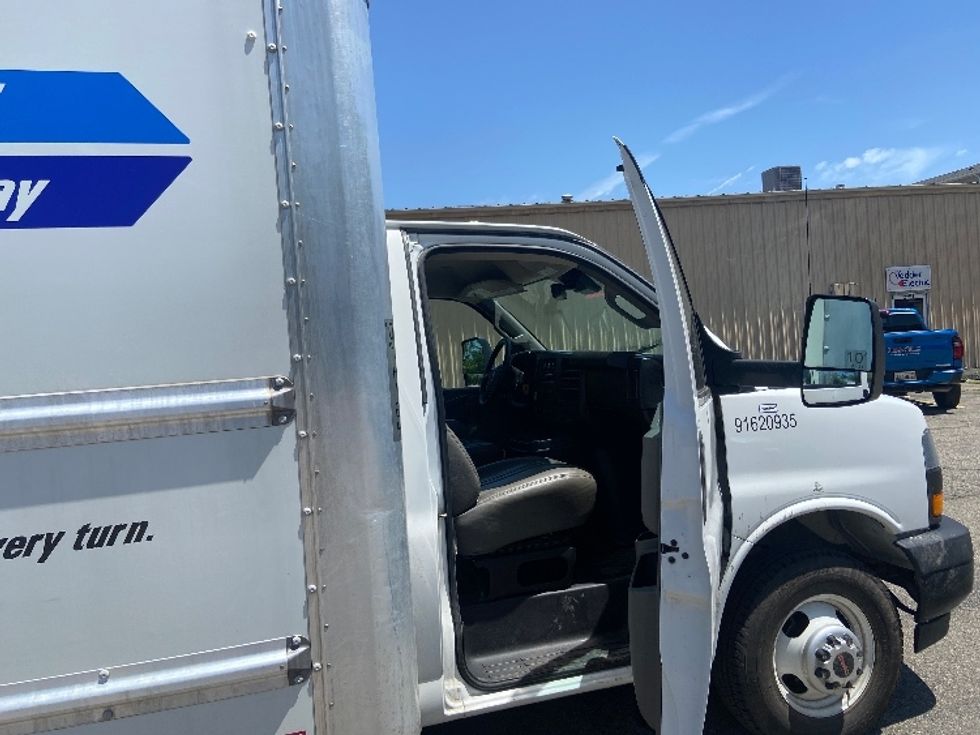 Light Duty Box Truck-Light and Medium Duty Trucks-GMC-2021-Savana G33903-Warren-MI-94,056\n\t\tmiles-$ 29,750 - Image 20