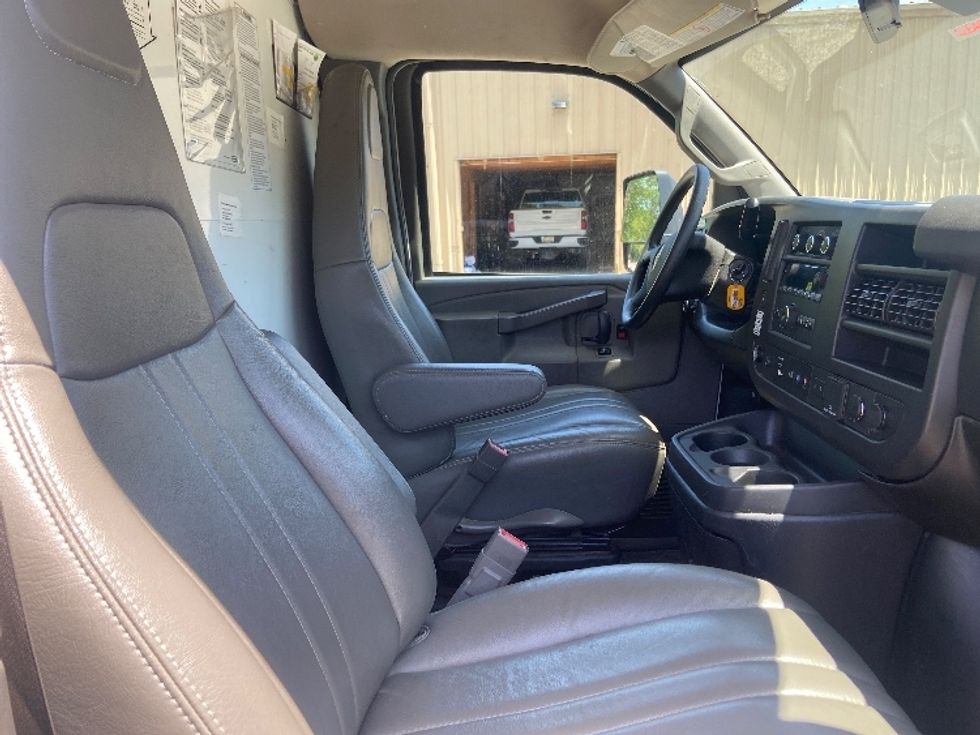 Light Duty Box Truck-Light and Medium Duty Trucks-GMC-2021-Savana G33903-Warren-MI-94,056\n\t\tmiles-$ 29,750 - Image 22