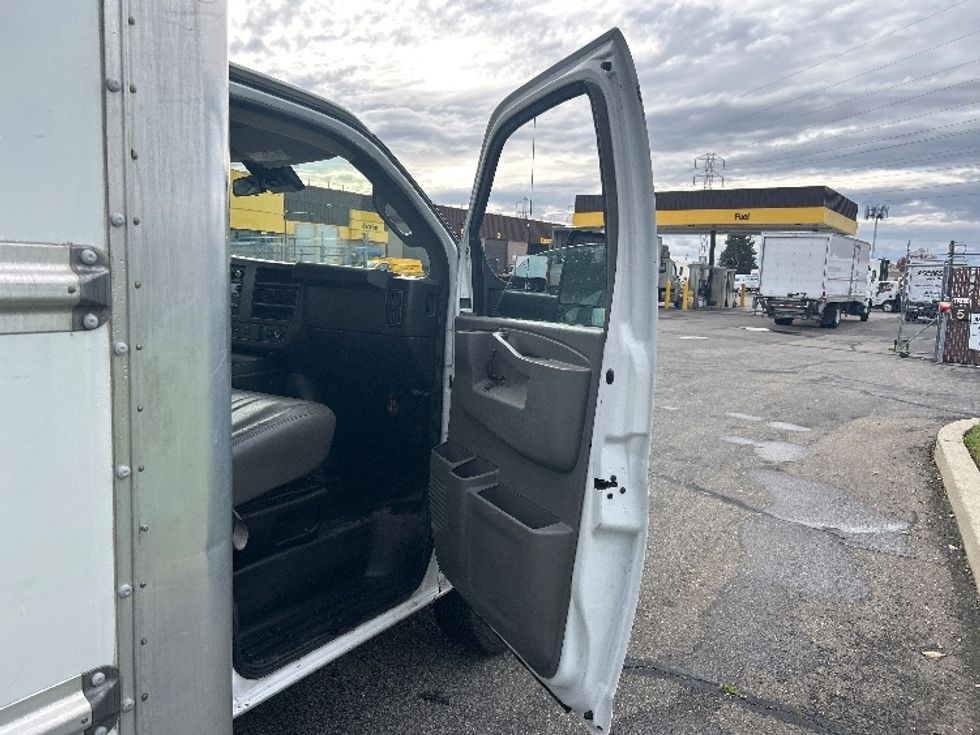 Light Duty Box Truck-Light and Medium Duty Trucks-GMC-2021-Savana G33903-West Sacramento-CA-102,498\n\t\tmiles-$ 30,500 - Image 19