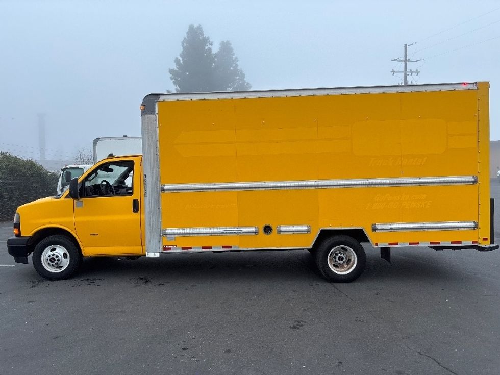 Light Duty Box Truck-Light and Medium Duty Trucks-GMC-2021-Savana G33903-West Sacramento-CA-107,109\n\t\tmiles-$ 26,750 - Image 4
