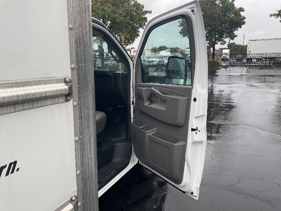 Light Duty Box Truck-Light and Medium Duty Trucks-GMC-2021-Savana G33903-West Sacramento-CA-108,556\n\t\tmiles-$ 29,750 - Image 19