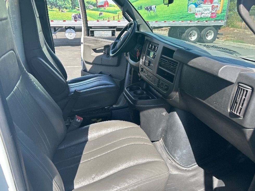 Light Duty Box Truck-Light and Medium Duty Trucks-GMC-2021-Savana G33903-West Sacramento-CA-115,024\n\t\tmiles-$ 27,250 - Image 19