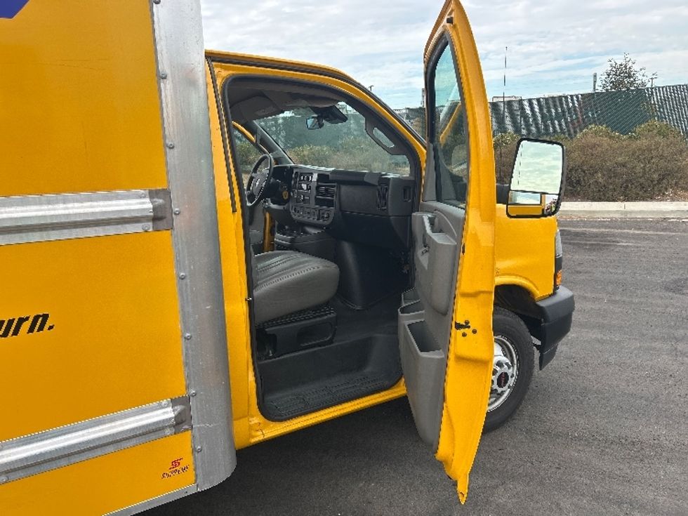 Light Duty Box Truck-Light and Medium Duty Trucks-GMC-2021-Savana G33903-West Sacramento-CA-118,771\n\t\tmiles-$ 23,250 - Image 18