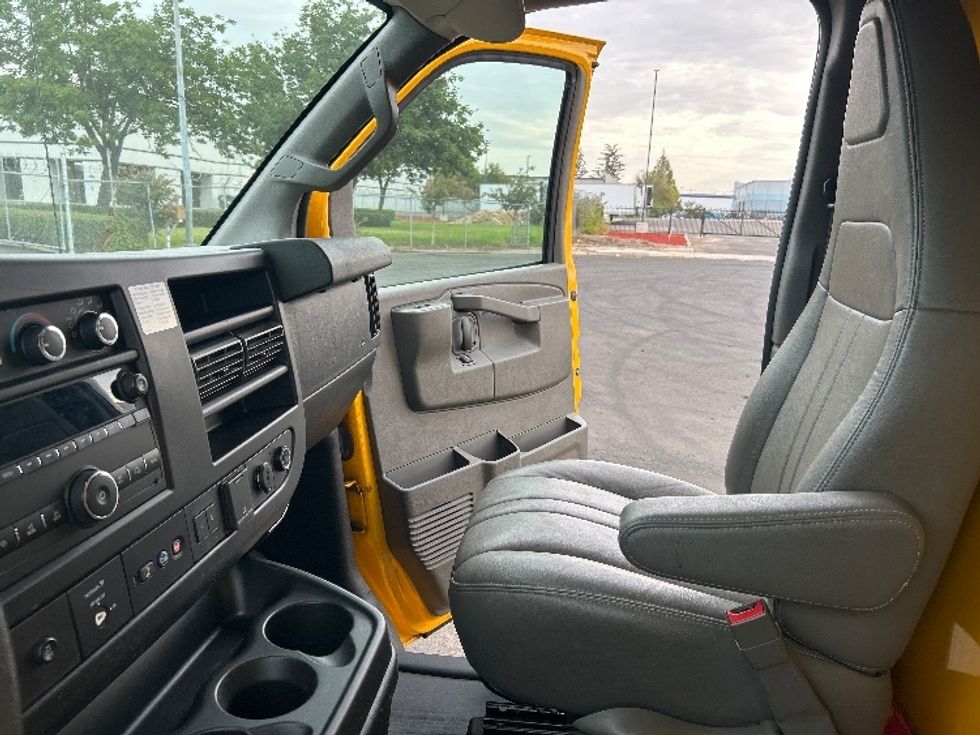 Light Duty Box Truck-Light and Medium Duty Trucks-GMC-2021-Savana G33903-West Sacramento-CA-118,771\n\t\tmiles-$ 23,250 - Image 17
