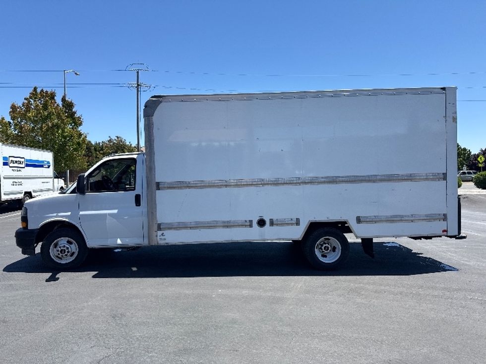 Light Duty Box Truck-Light and Medium Duty Trucks-GMC-2021-Savana G33903-West Sacramento-CA-130,359\n\t\tmiles-$ 25,250 - Image 4