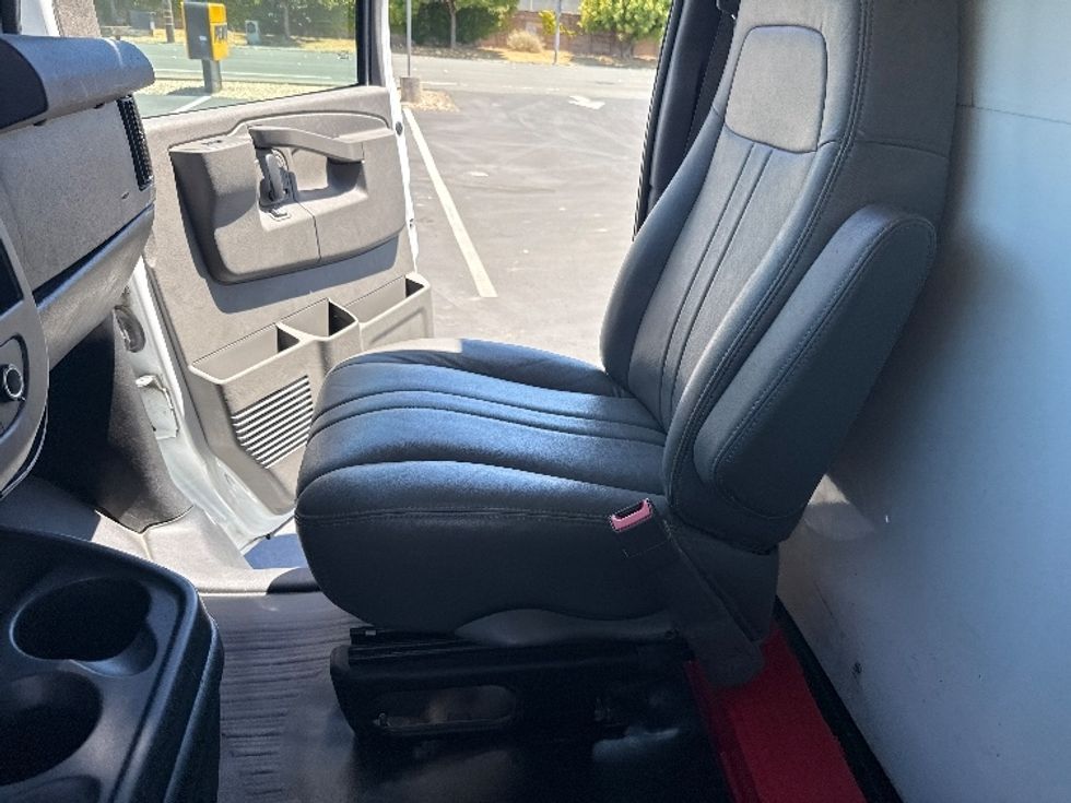 Light Duty Box Truck-Light and Medium Duty Trucks-GMC-2021-Savana G33903-West Sacramento-CA-130,359\n\t\tmiles-$ 25,250 - Image 19