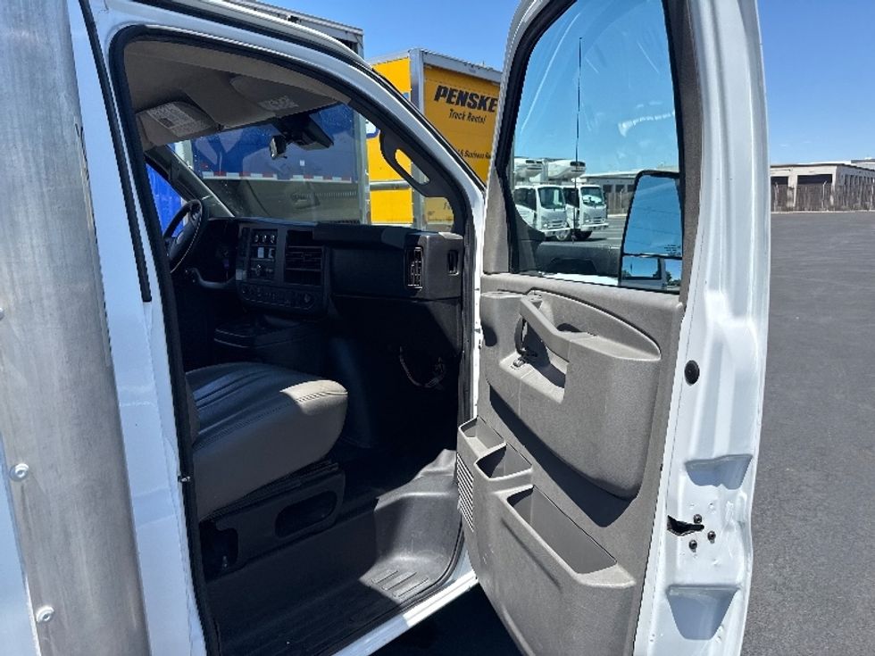 Light Duty Box Truck-Light and Medium Duty Trucks-GMC-2021-Savana G33903-West Sacramento-CA-130,359\n\t\tmiles-$ 25,250 - Image 16