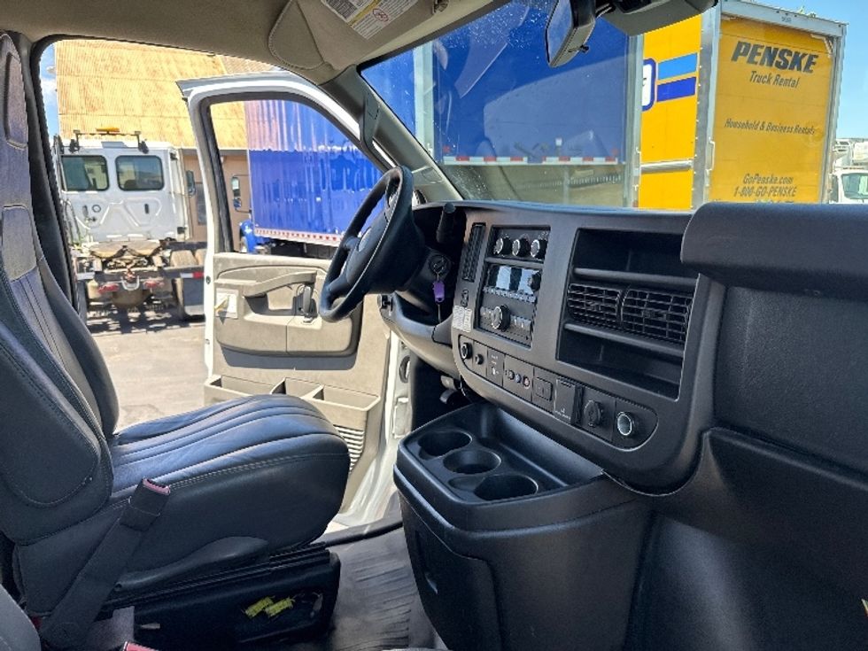Light Duty Box Truck-Light and Medium Duty Trucks-GMC-2021-Savana G33903-West Sacramento-CA-130,359\n\t\tmiles-$ 25,250 - Image 22