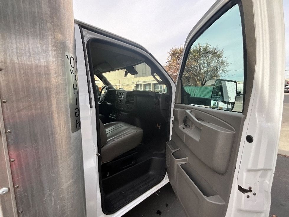 Light Duty Box Truck-Light and Medium Duty Trucks-GMC-2021-Savana G33903-West Sacramento-CA-75,469\n\t\tmiles-$ 33,750 - Image 20