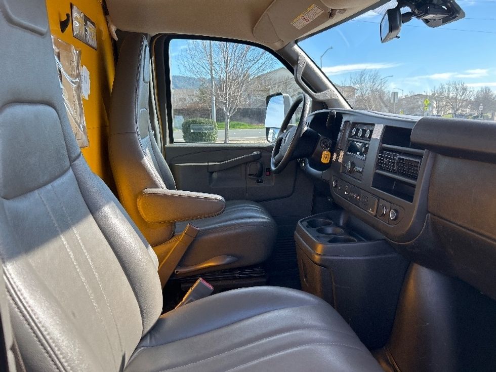 Light Duty Box Truck-Light and Medium Duty Trucks-GMC-2021-Savana G33903-West Sacramento-CA-76,448\n\t\tmiles-$ 30,500 - Image 22