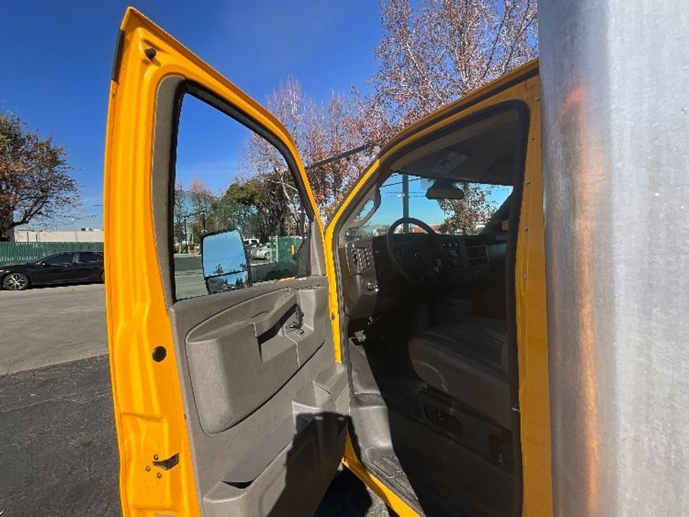Light Duty Box Truck-Light and Medium Duty Trucks-GMC-2021-Savana G33903-West Sacramento-CA-81,392\n\t\tmiles-$ 29,750 - Image 16