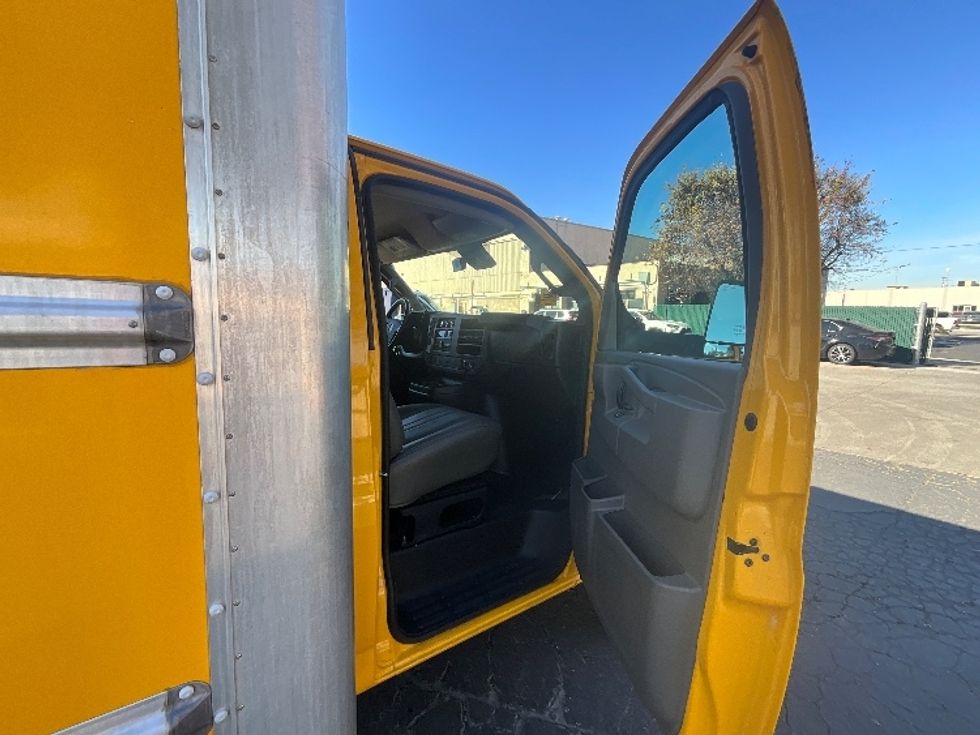 Light Duty Box Truck-Light and Medium Duty Trucks-GMC-2021-Savana G33903-West Sacramento-CA-81,392\n\t\tmiles-$ 29,750 - Image 20