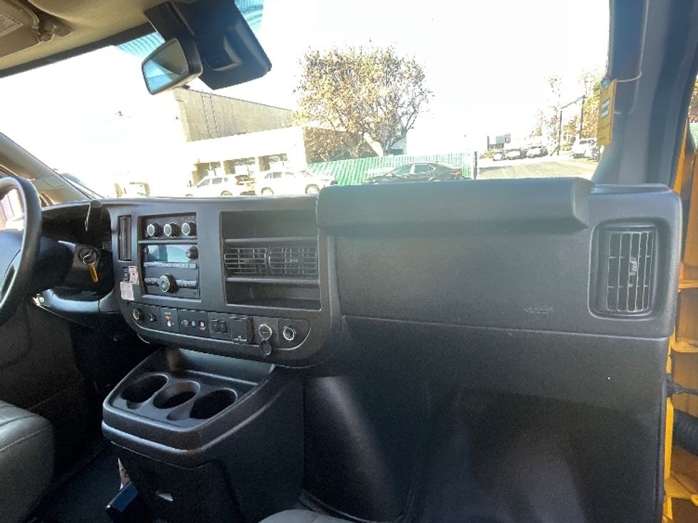 Light Duty Box Truck-Light and Medium Duty Trucks-GMC-2021-Savana G33903-West Sacramento-CA-81,392\n\t\tmiles-$ 29,750 - Image 21