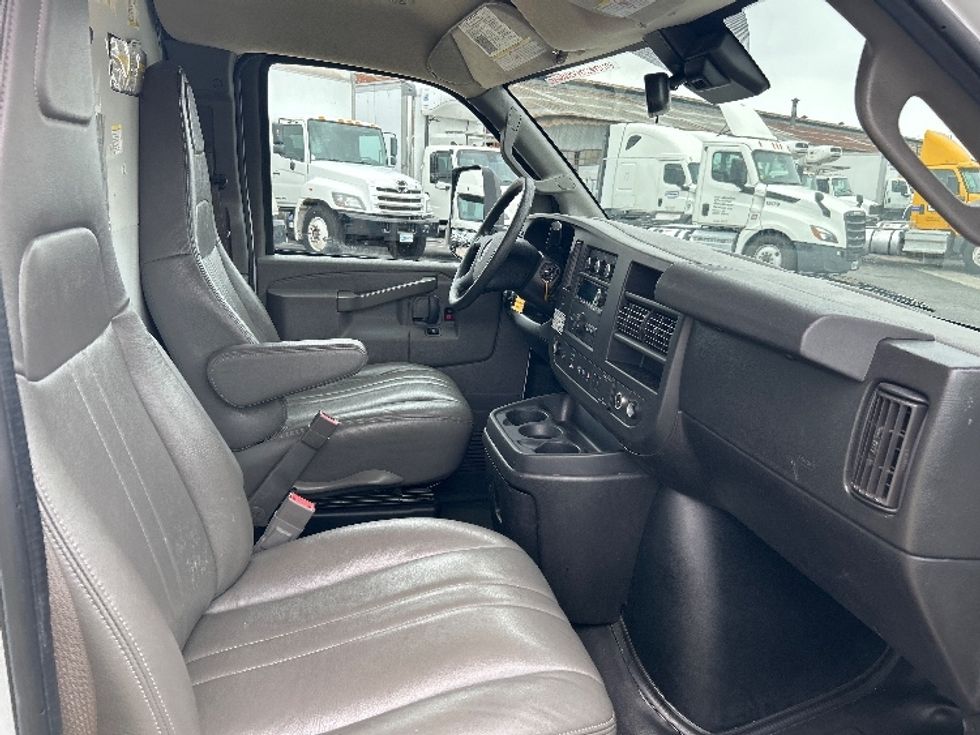 Light Duty Box Truck-Light and Medium Duty Trucks-GMC-2021-Savana G33903-West Sacramento-CA-84,086\n\t\tmiles-$ 29,250 - Image 21