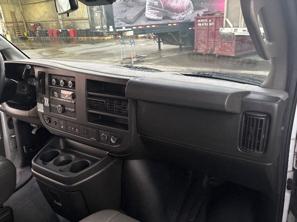 Light Duty Box Truck-Light and Medium Duty Trucks-GMC-2021-Savana G33903-West Sacramento-CA-90,582\n\t\tmiles-$ 32,250 - Image 21