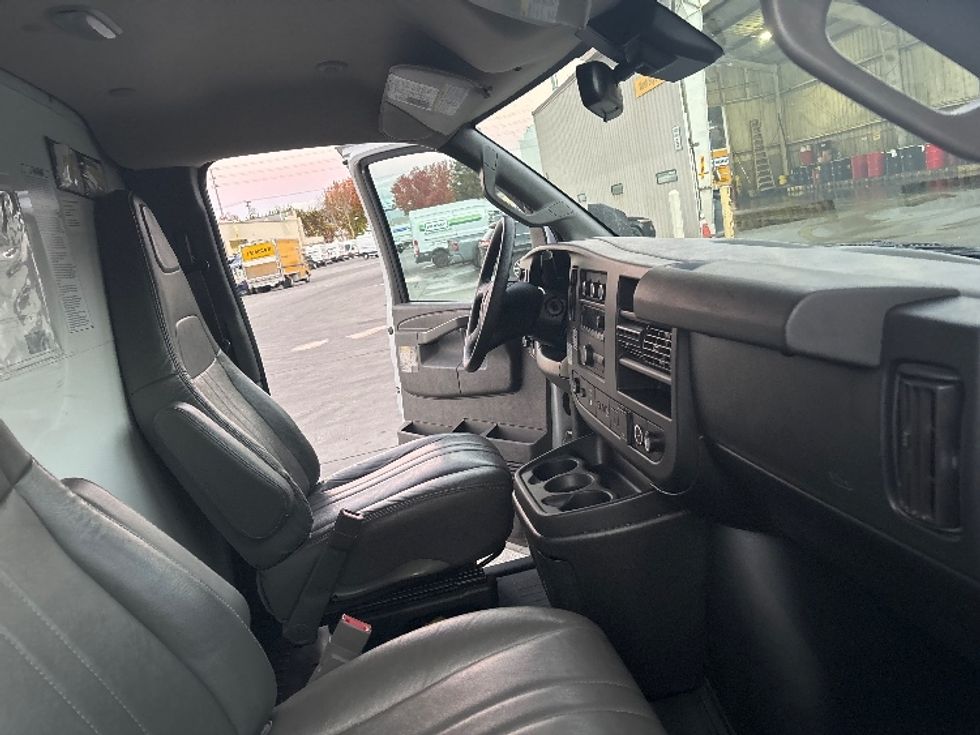 Light Duty Box Truck-Light and Medium Duty Trucks-GMC-2021-Savana G33903-West Sacramento-CA-90,582\n\t\tmiles-$ 32,250 - Image 22