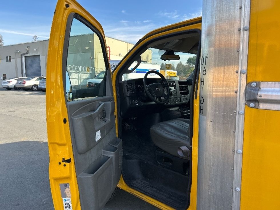 Light Duty Box Truck-Light and Medium Duty Trucks-GMC-2021-Savana G33903-West Sacramento-CA-91,523\n\t\tmiles-$ 28,500 - Image 16