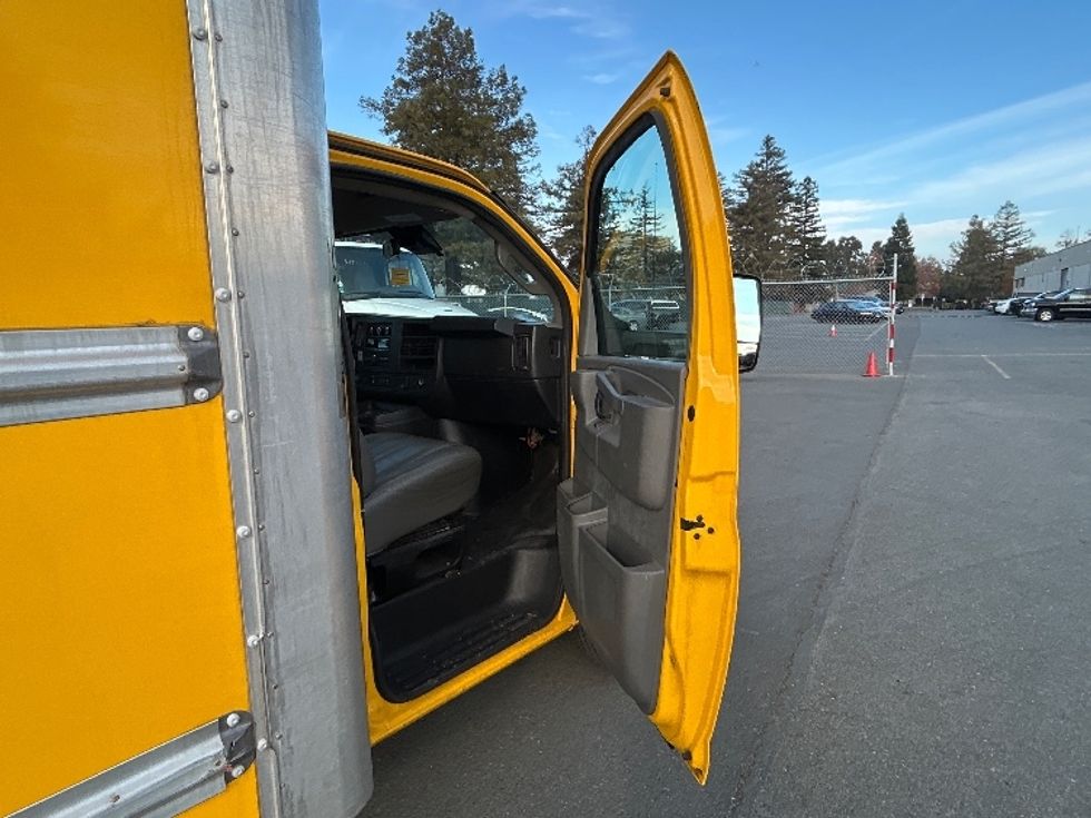 Light Duty Box Truck-Light and Medium Duty Trucks-GMC-2021-Savana G33903-West Sacramento-CA-91,523\n\t\tmiles-$ 28,500 - Image 20