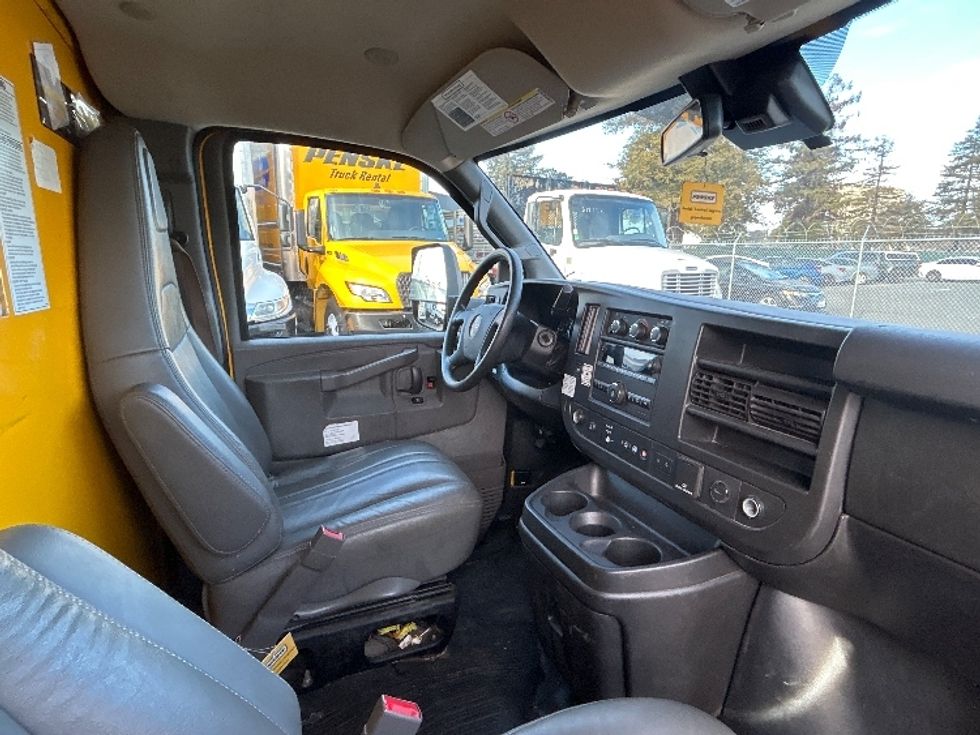 Light Duty Box Truck-Light and Medium Duty Trucks-GMC-2021-Savana G33903-West Sacramento-CA-91,523\n\t\tmiles-$ 28,500 - Image 22