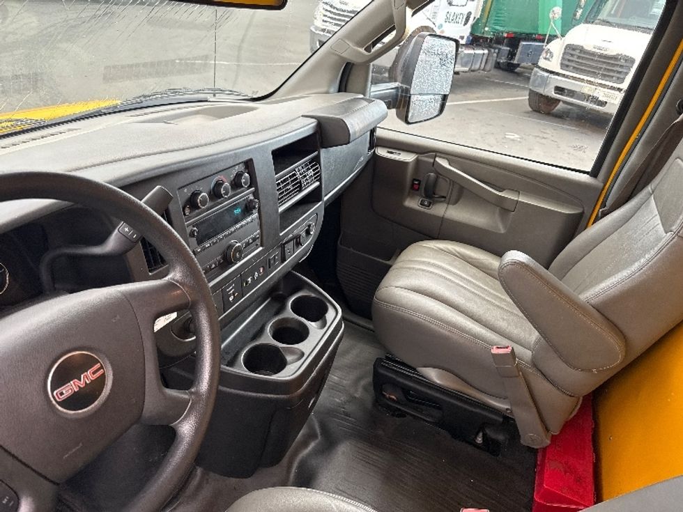Light Duty Box Truck-Light and Medium Duty Trucks-GMC-2021-Savana G33903-West Sacramento-CA-92,860\n\t\tmiles-$ 28,500 - Image 19