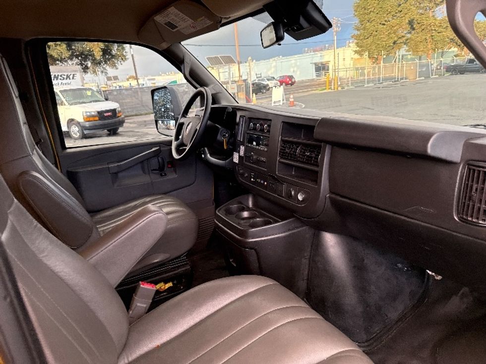 Light Duty Box Truck-Light and Medium Duty Trucks-GMC-2021-Savana G33903-West Sacramento-CA-92,860\n\t\tmiles-$ 28,500 - Image 22