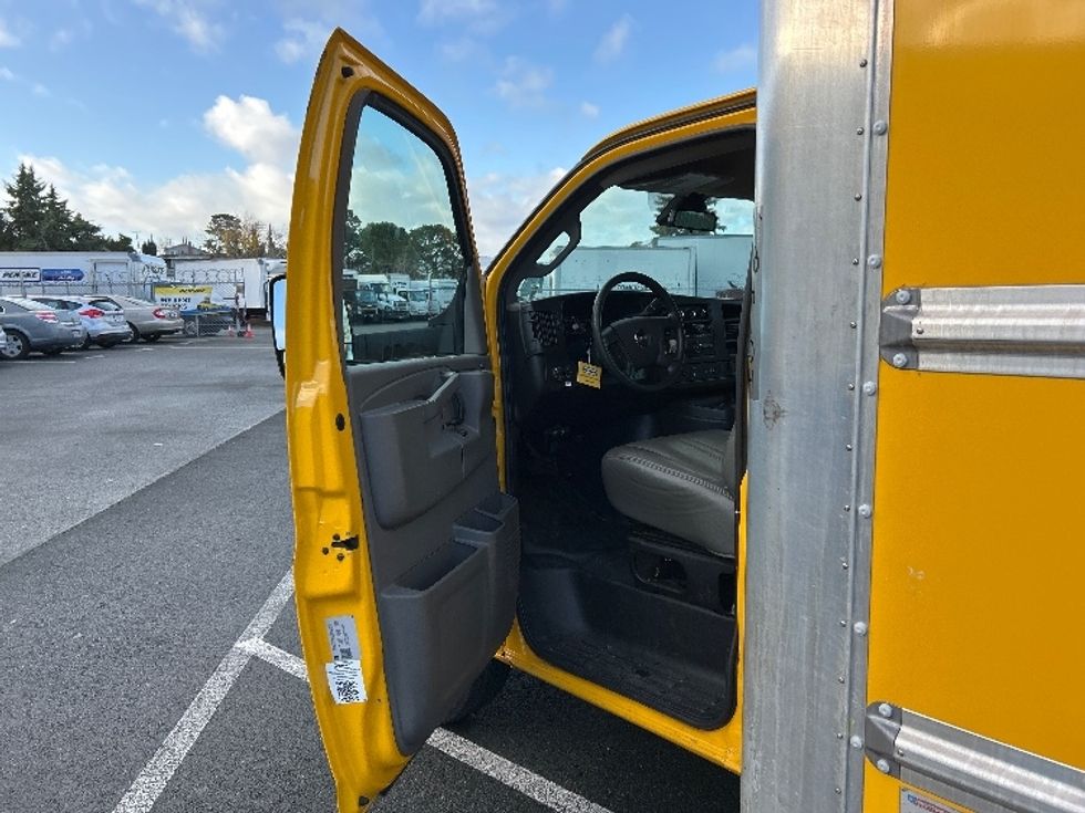 Light Duty Box Truck-Light and Medium Duty Trucks-GMC-2021-Savana G33903-West Sacramento-CA-98,520\n\t\tmiles-$ 27,750 - Image 16