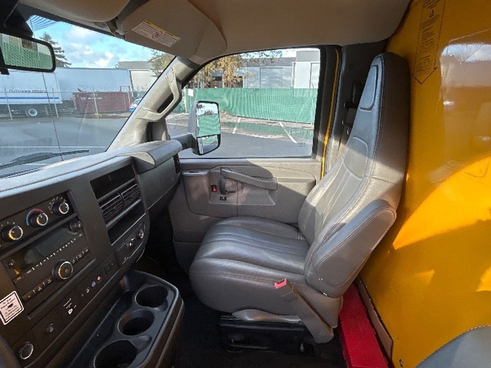 Light Duty Box Truck-Light and Medium Duty Trucks-GMC-2021-Savana G33903-West Sacramento-CA-98,520\n\t\tmiles-$ 27,750 - Image 19